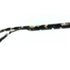 Detalle lateral del aro oftálmico DKNY metal negro dorado forma mariposa
