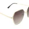 Vista lateral del lente de sol Reaction Kenneth Cole dorado forma geométrica medida 59 18 140