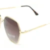 Vista diagonal del lente de sol Reaction Kenneth Cole dorado forma geométrica medida 59 18 140