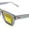 Vista diagonal del lente de sol Ray Ban en color azul