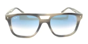 Vista frontal del lente de sol Ray Ban en color gris